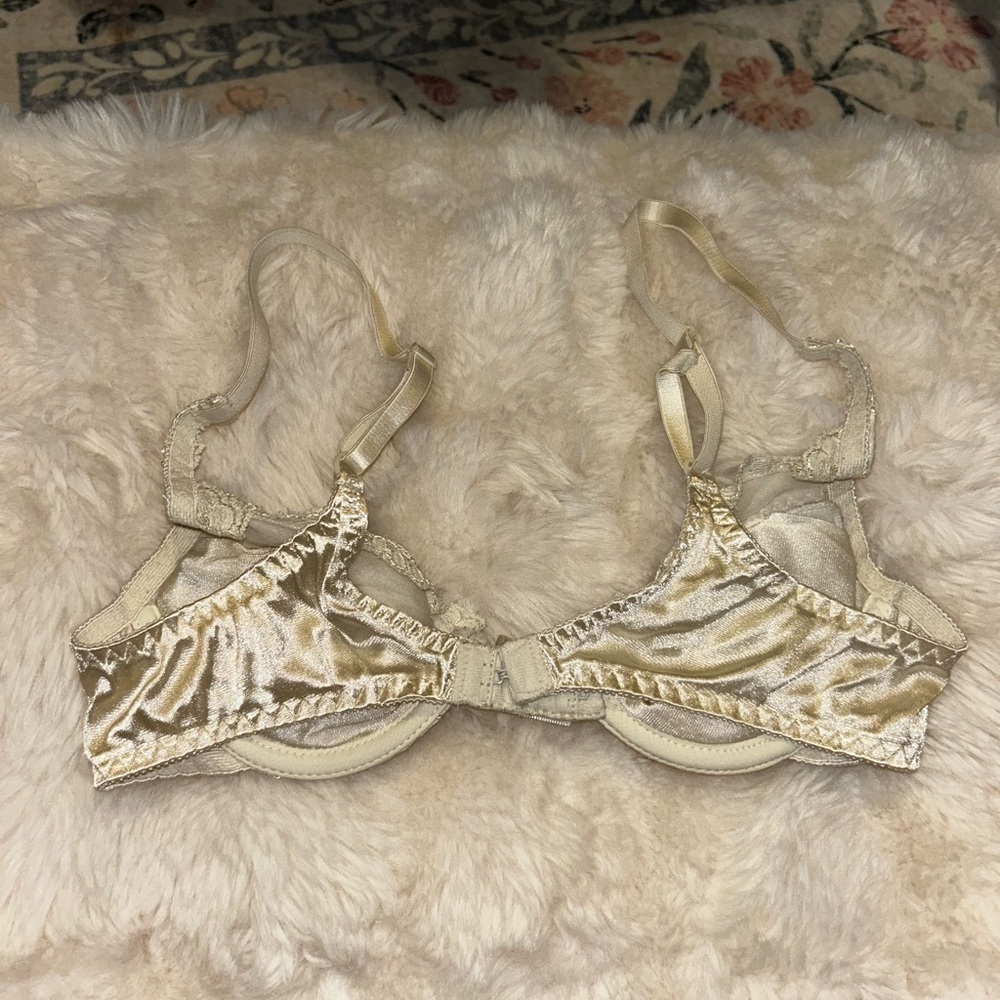Victoria's Secret Cream Lace Bra - Picture 3 of 5